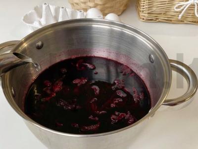 Kiaušinių dažymas hibisko arbata Žingsnis 1