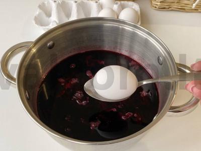 Kiaušinių dažymas hibisko arbata Žingsnis 2