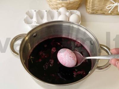 Kiaušinių dažymas hibisko arbata Žingsnis 3