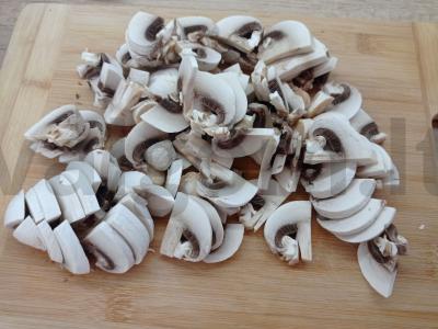 Farfalle su grietinėlės padažu, vištiena, grybais ir brokoliais Žingsnis 2