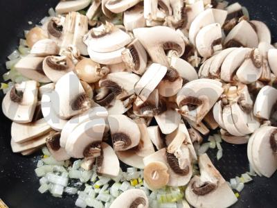 Farfalle su grietinėlės padažu, vištiena, grybais ir brokoliais Žingsnis 3