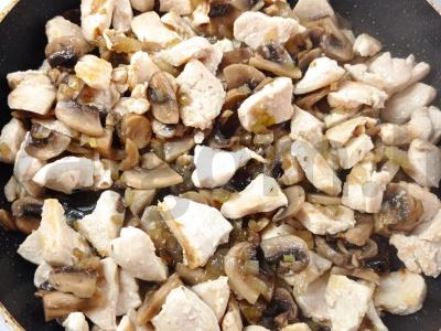 Farfalle su grietinėlės padažu, vištiena, grybais ir brokoliais Žingsnis 5