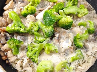 Farfalle su grietinėlės padažu, vištiena, grybais ir brokoliais Žingsnis 7