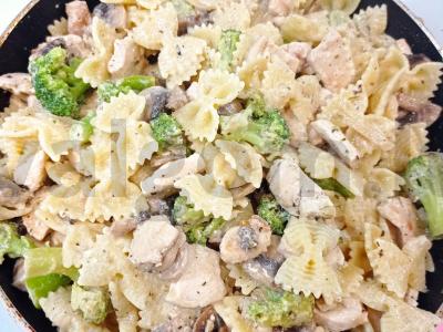 Farfalle su grietinėlės padažu, vištiena, grybais ir brokoliais Žingsnis 9