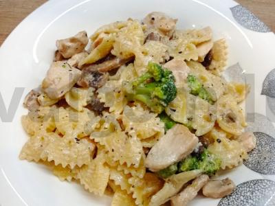 Farfalle su grietinėlės padažu, vištiena, grybais ir brokoliais pagrindine nuotrauka