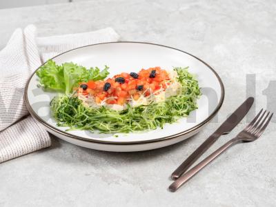 Salotas „Arbūzo skiltelė“ su vištiena ir grybais pagrindine nuotrauka