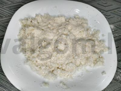 Šokoladiniai saldainiai su migdolais ir kokosų drožlėmis Žingsnis 1