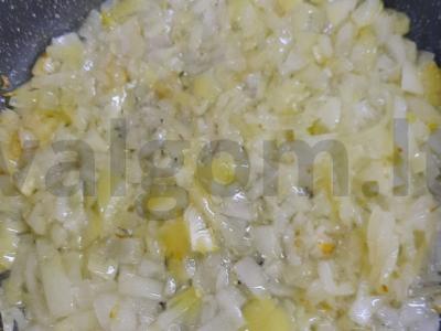 Kiaulienos guliašas su šonine ir svogūnais Žingsnis 4