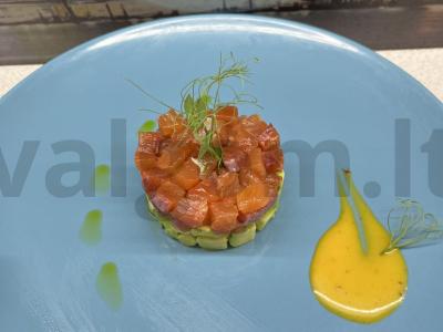 Lašišos tartaras su avokadu ir mangų padažu pagrindine nuotrauka