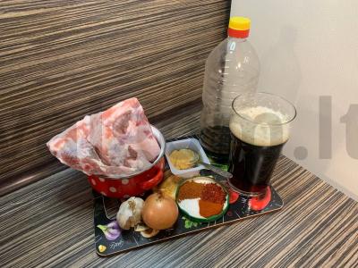 Bavarų stiliaus šonkauliai bealkoholinėje aluje pagrindine nuotrauka