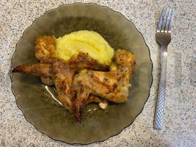 Kepti vištienos sparneliai majonezo-garstyčių padaže pagrindine nuotrauka