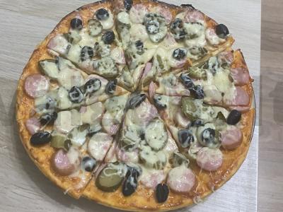 Pica su dešrelėmis jaukiam vakarui pagrindine nuotrauka