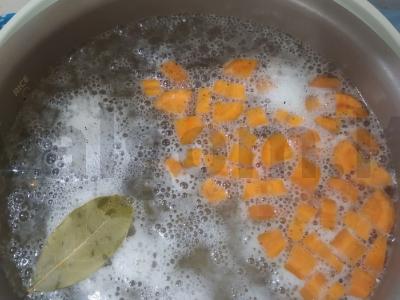 Žuvies konservų sriuba lėtoje viryklėje Žingsnis 1