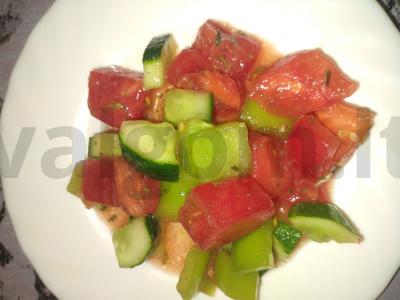 Salotas „Tris seserys“ su daržovėmis ir mėtomis pagrindine nuotrauka