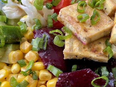 Vegetariškas dubuo pagrindine nuotrauka