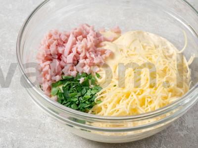 Sūrio keksiukai su kumpiu ir kiaušiniais Žingsnis 1