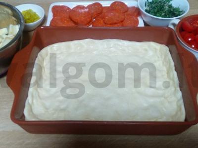 Stačiakampė pica su pepperoni ir čederio sūriu Žingsnis 1