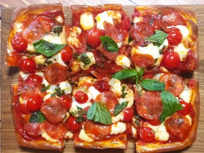 Stačiakampė pica su pepperoni ir čederio sūriu pagrindine nuotrauka