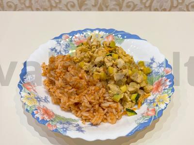 Daržovių troškinys su vištiena kiaušinyje pagrindine nuotrauka