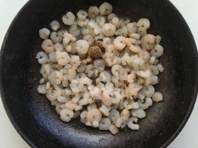 Aštrus salotas su saldžia kukurūzų ir krevetėmis Žingsnis 1