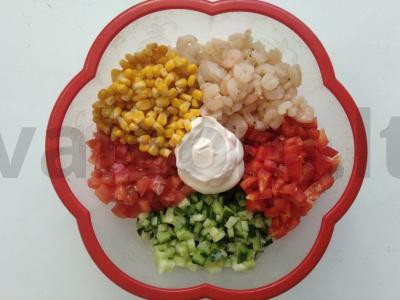 Aštrus salotas su saldžia kukurūzų ir krevetėmis Žingsnis 2