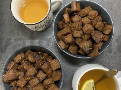 Česnakiniai skrebučiai orkaitėje pagrindine nuotrauka