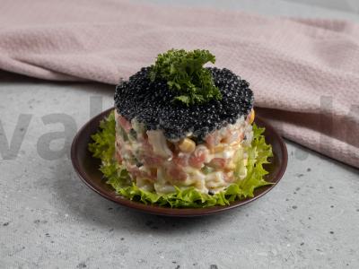 Karališkas salotas su Pekino kopūstu ir lašiša pagrindine nuotrauka